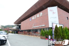 [단독] 진해 해군회관, 수십 년간 불법 영업…진해구청 “난 몰라”