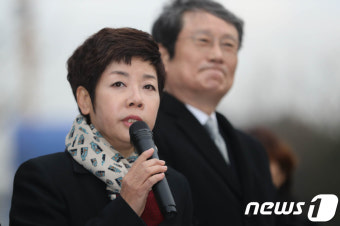 블랙리스트 국가배상 촉구 기자회견하는 김미화