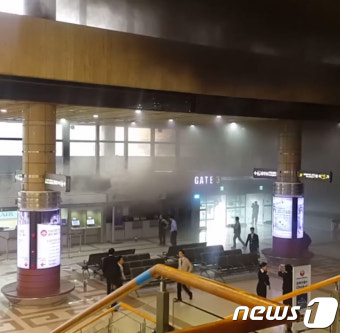 검은 연기로 가득찬 김포공항