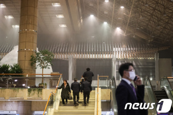 연기 자욱한 김포공항 출국장