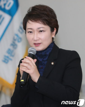 인사말 하는 이언주 국민의당 의원