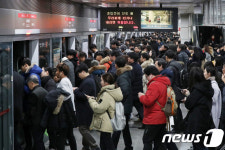 9호선 파업 첫날, 출근시간 혼잡한 승강장
