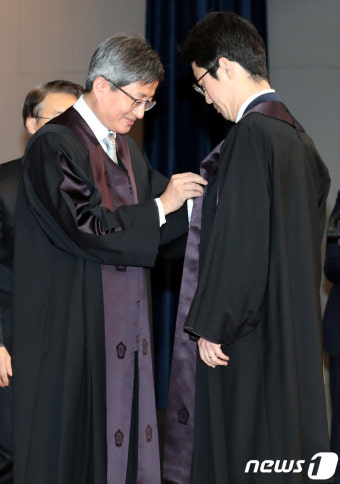 '대법원장이 신임 법관에게'