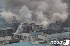 강풍 타고 번지는 대구 3공단 화재 