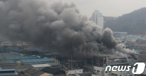 공단 뒤덮은 연기