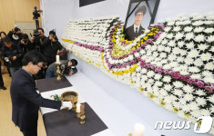 헌화.분향하는 이석문 교육감