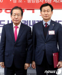 홍준표 대표, 지방자치위원회 임명장 수여