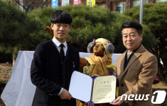 표창장 전하는 김상훈 북구의회 의장