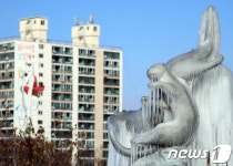 꽁꽁 언 수달 조형물