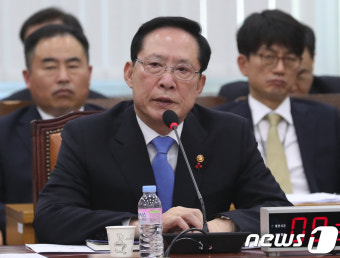 답변하는 송영무 국방장관