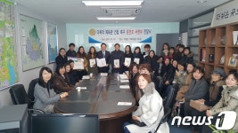 수원 원천초 학부모, 다목적 체육관 건립 서명부 전달