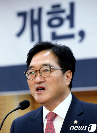 토론회 축사하는 우원식 원내대표