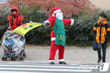 등굣길 산타할아버지 등장 조심해서 건너세요