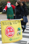 횡단보도 지키는 산타 좋은 하루되시길