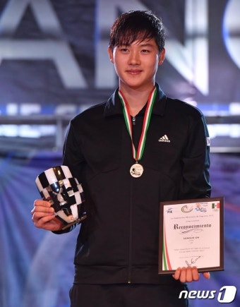 '올해의 펜싱 선수' 오상욱, 칸쿤 그랑프리 금메달