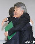 포옹하는 신명식 국민의당 대전시당 위원장과 남충희 바른정당 대전시당 위원장