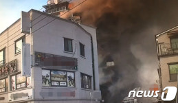 제천 8층 사우나 건물서 불…옥상 20여명 고립(1보)