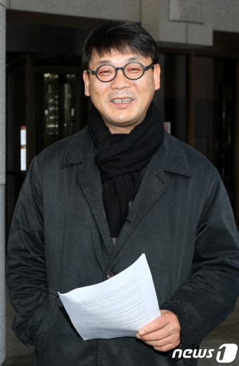 밝은 얼굴로 대법원 나서는 송경동 시인