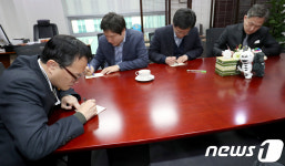 예쁜 엽서 작성하는 더민주 소속 의원들