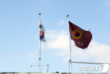 찢어진 태극기 게양된 안동 경로당·마을회관