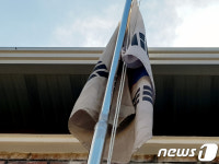 찢어진 태극기 게양된 안동 경로당·마을회관