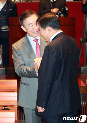 이철규 의원과 악수 나누는 김성태 원내대표
