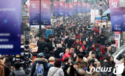 성탄절 연휴 시작...명동거리 북적