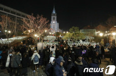 크리스마스 인파로 붐비는 명동성당 앞