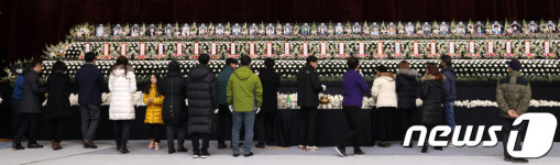 성탄절, 가족들과 삼삼오오 분향소로 모인 시민들
