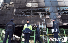 제천 화재 참사 현장 지키는 경찰
