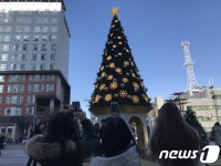 성탄절 한파에도 메리 크리스마스…도심 곳곳 인파로 북적