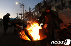 강추위에 몸 녹이는 상인들