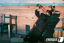 나팔 연주하는 발렌틴 역 이명행