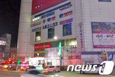 강릉 홈플러스 6층 음식점 주방서 불···300여명 대피 소동