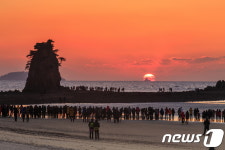 태안해안 일몰을 기다리는 사람들