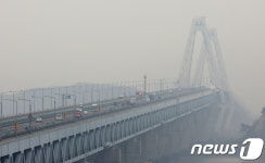 미세먼지 영향 뿌옇게 보이는 영종대교