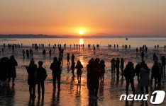 태안 연포 해수욕장 해돋이 인파…새해 소원 빌어요