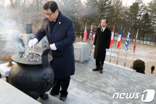 충열탑 참배하는 최동용 춘천시장