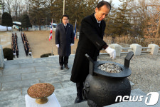 충열탑 분향하는 최문순 강원도지사