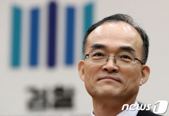 미소짓는 문무일 검찰총장