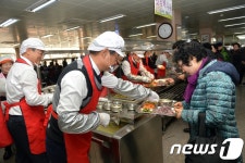 광주 남구청장·북구의원, 배식봉사로 새해 시작