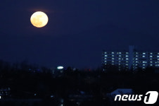 서울 하늘 밝히는 슈퍼문 