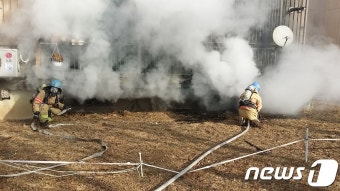 안산 아파트 지하 화재 진압하는 소방관들