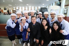 문 대통령, 대우조선해양 직원식당 관계자들과 하트