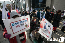 우리은행 달력에 인공기라니 은행 앞으로 몰려간 보수단체
