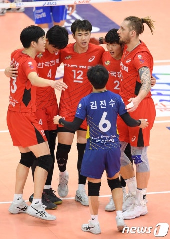 한국전력, 삼성화재 잡고 5연승 질주…3위 탈환