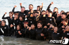 레슬링 국가대표 선수들 부산바다로 풍덩!