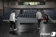 폐관하는 세실극장, 무대 정리합니다