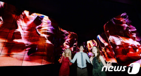 LG,  ‘CES 2018’서 55형 곡면 올레드 246장으로 ‘올레드 협곡’ 설치