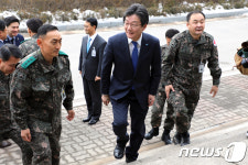 국군춘천병원 방문한 유승민 대표